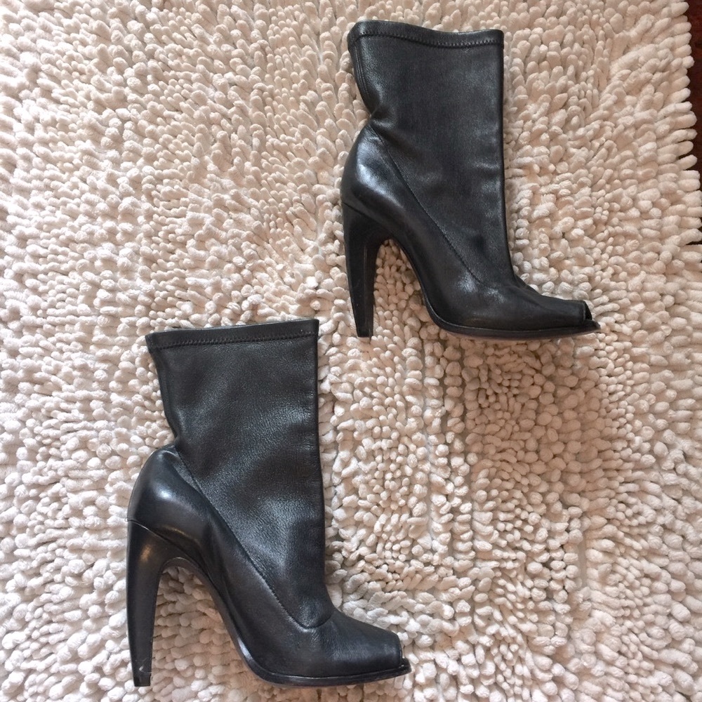 Vera Wang Lavender Woman’s Black Leather Peep Toe Heeled Ankle Boots. Sz 5-5